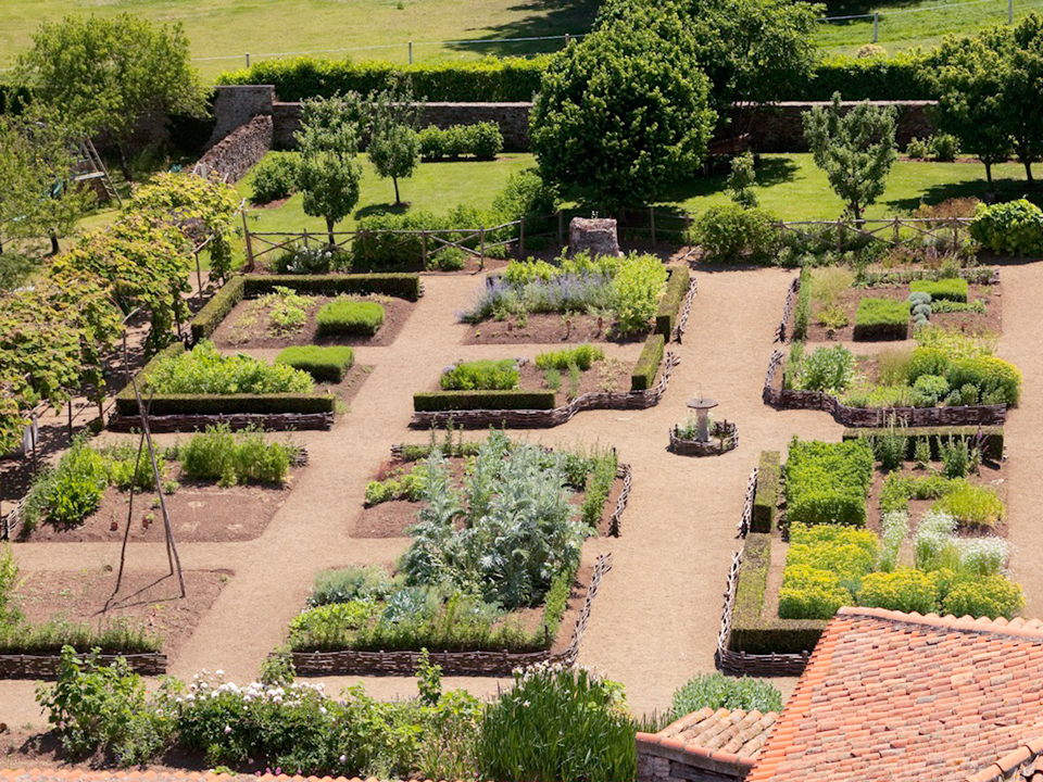 Vous aimez joindre l’utile à l’agréable ? Vous aimerez la simplicité du jardin de curé ou jardin médiéval